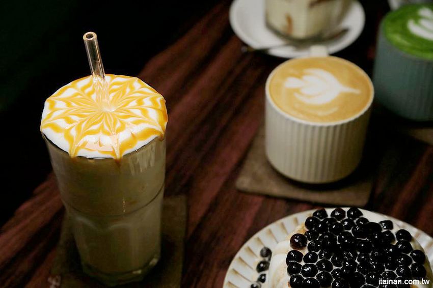 肥貓咖啡~藏身在神農街裡的老宅文青咖啡館!超療癒「貓咪咖啡廳」,貓奴必訪! - 台南好Food遊