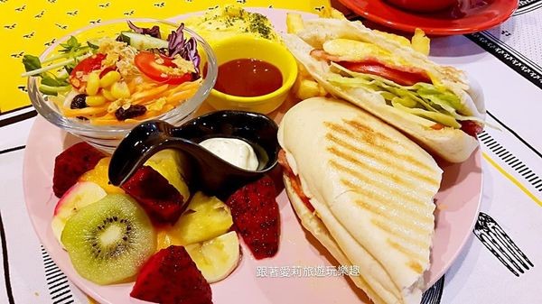 37344108_1872663769421501_8157400684866568192_n