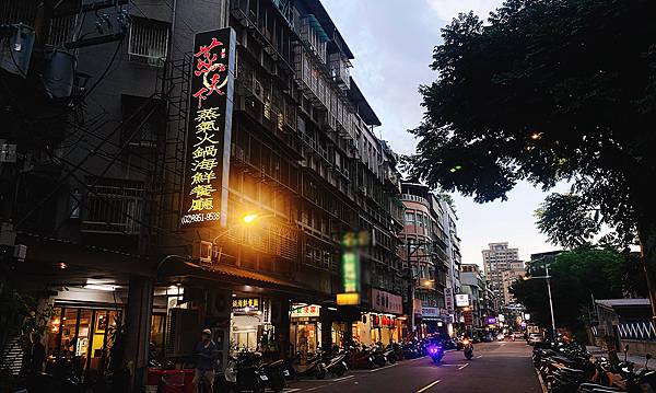 板橋海鮮塔推薦【蒸天下】海鮮蒸氣火鍋,板橋吃活體海鮮的必訪之地│板橋海鮮餐廳推薦-板橋美食推薦-01.jpg 板橋海鮮塔推薦【蒸天下】海鮮蒸氣火鍋,板橋吃活體海鮮的必訪之地│板橋海鮮餐廳推薦-板橋美食推薦-01.jpg