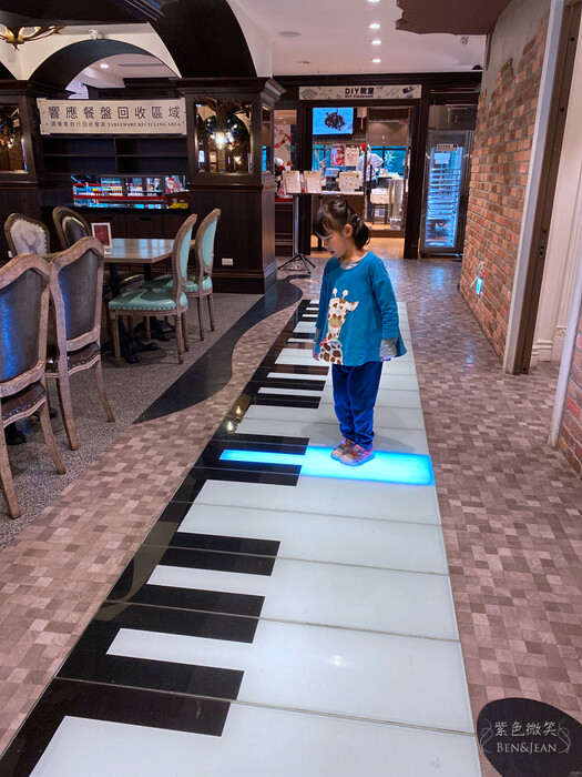 妮娜巧克力夢想城堡》充滿童話氣息的歐風城堡.金牌巧克力師傅秀.巧克力餅乾DIY.義式冰淇淋好好吃(園區攻略