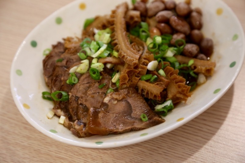[台南]北區牛肉麵推薦 麻辣牛三寶牛腱燴飯親子友善 牛多多麵館滿500可外送