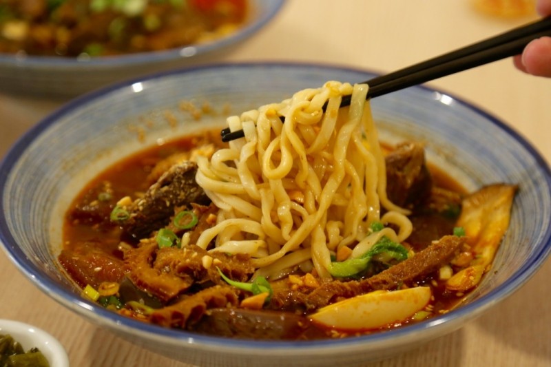 [台南]北區牛肉麵推薦 麻辣牛三寶牛腱燴飯親子友善 牛多多麵館滿500可外送