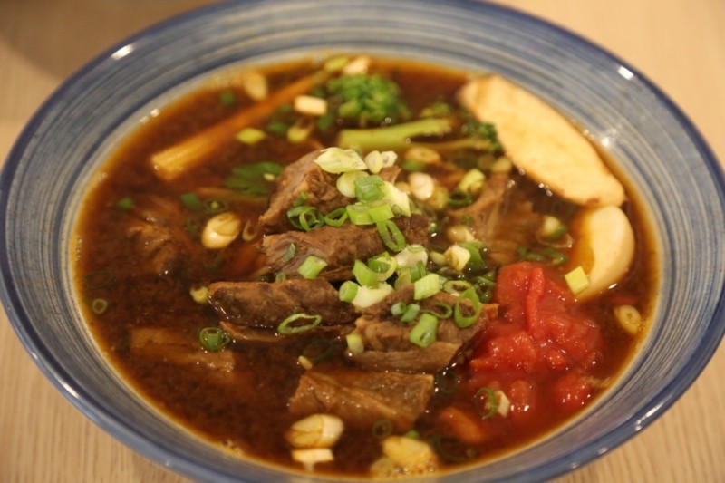 [台南]北區牛肉麵推薦 麻辣牛三寶牛腱燴飯親子友善 牛多多麵館滿500可外送