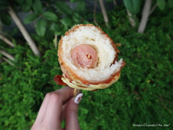 杰克起司米熱狗：台中美食│杰克起司米熱狗〃超勘西起司熱狗在逢甲也吃的到！快來比賽看誰牽最長～PS老闆很帥！