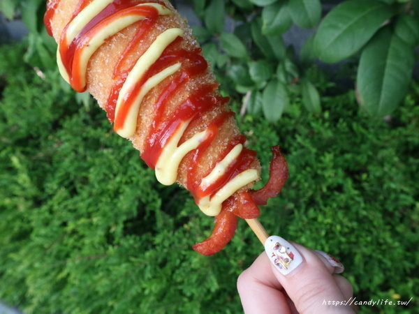 杰克起司米熱狗：台中美食│杰克起司米熱狗〃超勘西起司熱狗在逢甲也吃的到！快來比賽看誰牽最長～PS老闆很帥！