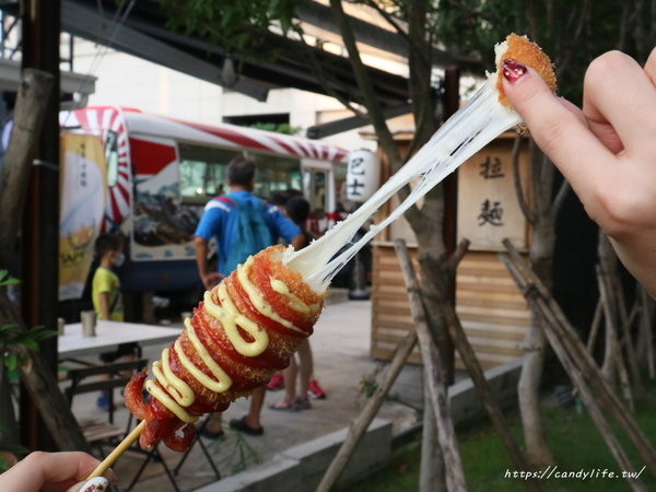 杰克起司米熱狗：台中美食│杰克起司米熱狗〃超勘西起司熱狗在逢甲也吃的到！快來比賽看誰牽最長～PS老闆很帥！