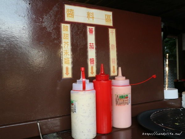 杰克起司米熱狗：台中美食│杰克起司米熱狗〃超勘西起司熱狗在逢甲也吃的到！快來比賽看誰牽最長～PS老闆很帥！