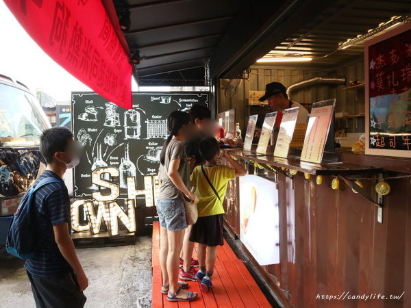杰克起司米熱狗：台中美食│杰克起司米熱狗〃超勘西起司熱狗在逢甲也吃的到！快來比賽看誰牽最長～PS老闆很帥！