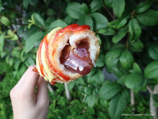 杰克起司米熱狗：台中美食│杰克起司米熱狗〃超勘西起司熱狗在逢甲也吃的到！快來比賽看誰牽最長～PS老闆很帥！