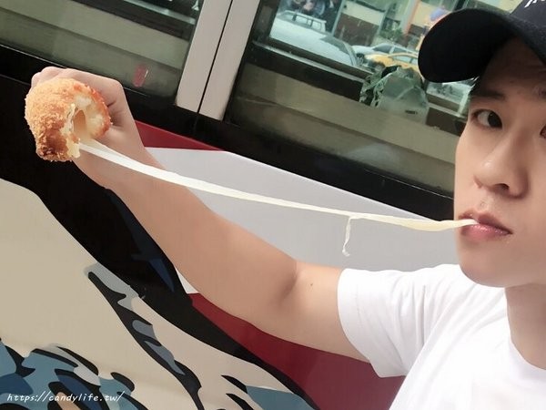 杰克起司米熱狗：台中美食│杰克起司米熱狗〃超勘西起司熱狗在逢甲也吃的到！快來比賽看誰牽最長～PS老闆很帥！