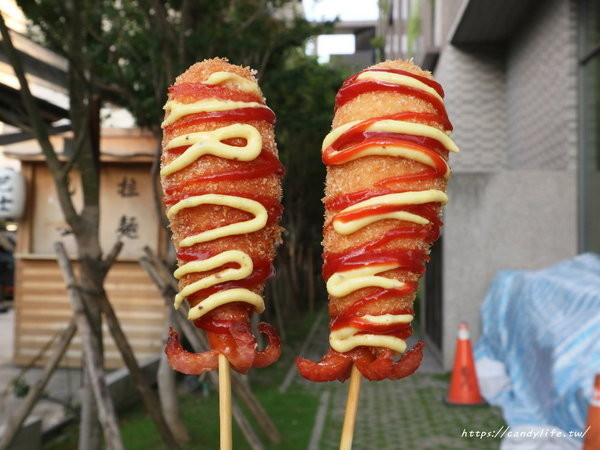 杰克起司米熱狗：台中美食│杰克起司米熱狗〃超勘西起司熱狗在逢甲也吃的到！快來比賽看誰牽最長～PS老闆很帥！
