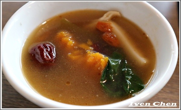 先精緻日式火鍋：《林口火鍋美食推薦》海陸精緻鍋物\  天然精燉湯頭\非嚐不可的極鮮海陸鍋及美國無骨牛小排鍋-『先精緻日式火鍋』