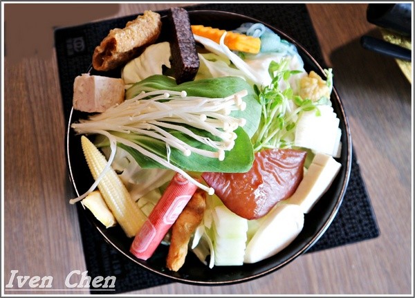 先精緻日式火鍋：《林口火鍋美食推薦》海陸精緻鍋物\  天然精燉湯頭\非嚐不可的極鮮海陸鍋及美國無骨牛小排鍋-『先精緻日式火鍋』