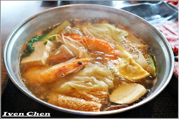 先精緻日式火鍋：《林口火鍋美食推薦》海陸精緻鍋物\  天然精燉湯頭\非嚐不可的極鮮海陸鍋及美國無骨牛小排鍋-『先精緻日式火鍋』