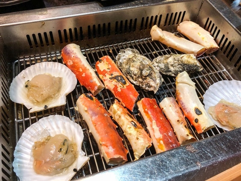 【忠孝新生】蟹宴日式頂級帝王蟹燒烤鍋物，頂級食材新鮮吃到飽！生食、火鍋、燒烤一次滿足！
