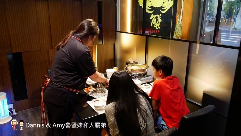 《台北帝王蟹吃到飽》蟹宴-日式頂級帝王蟹燒烤鍋物。澎湃海鮮頂級肉品哈根達斯吃到飽。汽水啤酒無限暢飲︱火烤兩吃一次滿足。新生高架橋旁（影片）