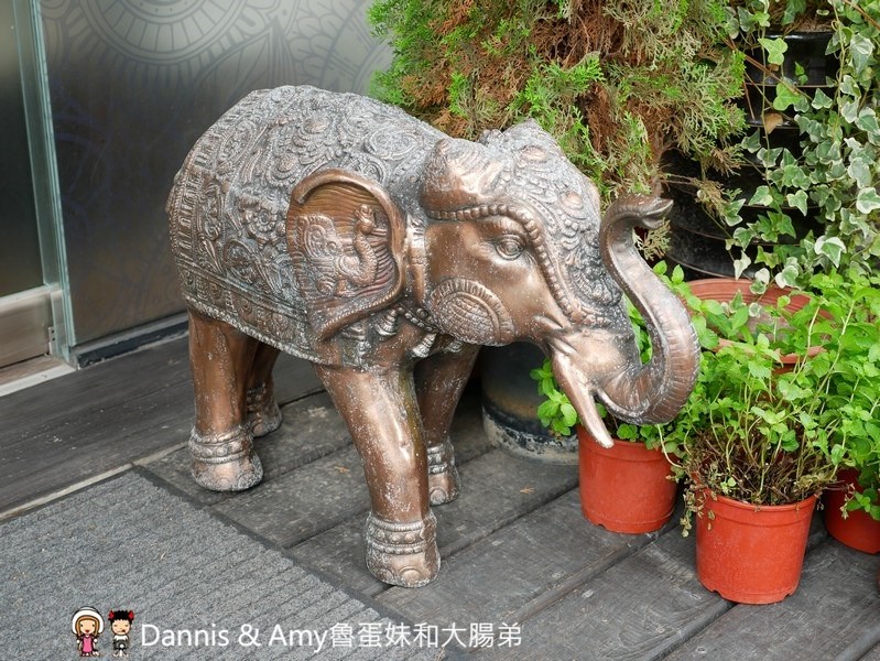 《台中異國美食》Chillies淇里思印度餐廳-台中朝富店。必點特色烤餅x各式風味咖哩︳菜單價格。推薦菜色（影片）