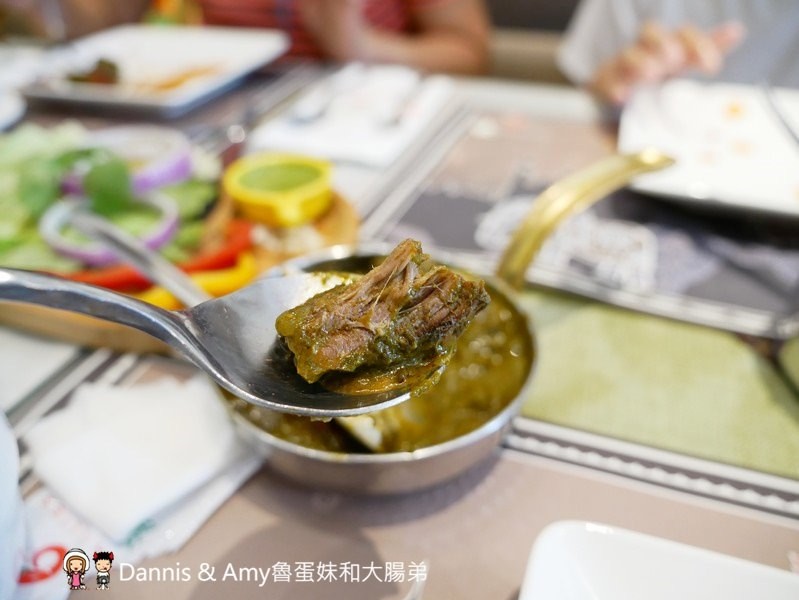 《台中異國美食》Chillies淇里思印度餐廳-台中朝富店。必點特色烤餅x各式風味咖哩︳菜單價格。推薦菜色（影片）