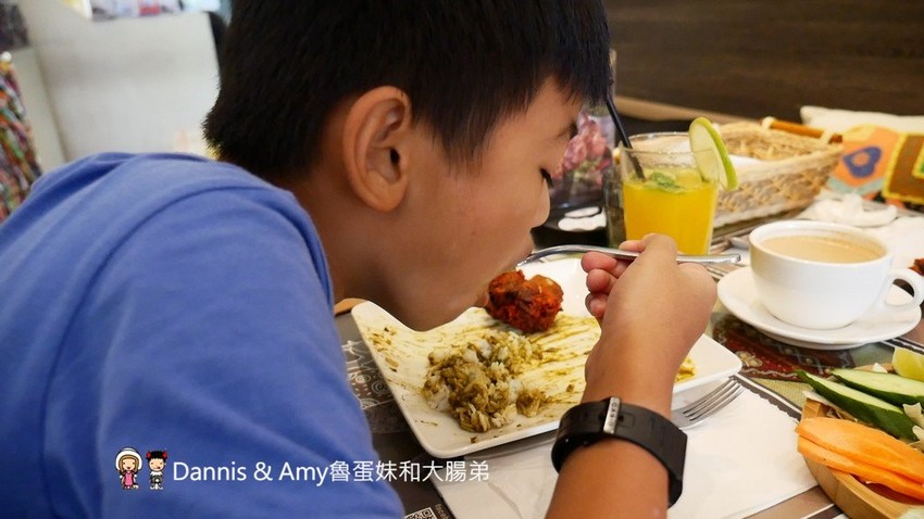 《台中異國美食》Chillies淇里思印度餐廳-台中朝富店。必點特色烤餅x各式風味咖哩︳菜單價格。推薦菜色（影片）