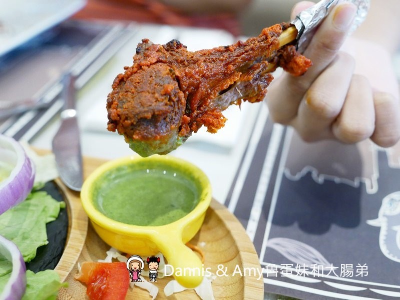 《台中異國美食》Chillies淇里思印度餐廳-台中朝富店。必點特色烤餅x各式風味咖哩︳菜單價格。推薦菜色（影片）