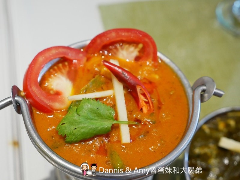 《台中異國美食》Chillies淇里思印度餐廳-台中朝富店。必點特色烤餅x各式風味咖哩︳菜單價格。推薦菜色（影片）