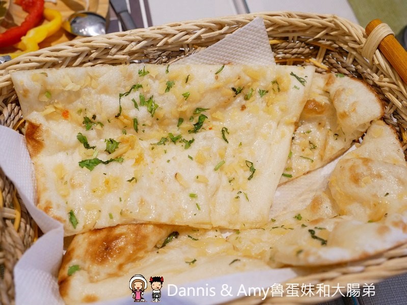 《台中異國美食》Chillies淇里思印度餐廳-台中朝富店。必點特色烤餅x各式風味咖哩︳菜單價格。推薦菜色（影片）