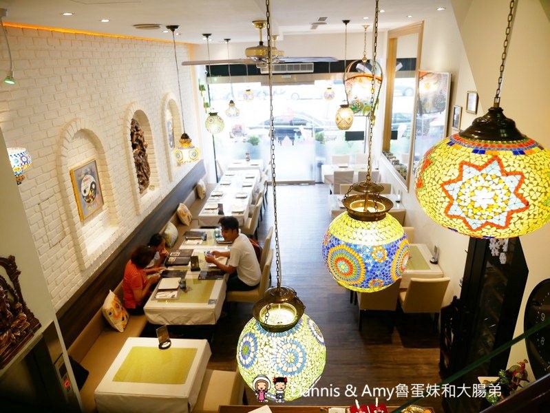 《台中異國美食》Chillies淇里思印度餐廳-台中朝富店。必點特色烤餅x各式風味咖哩︳菜單價格。推薦菜色（影片）