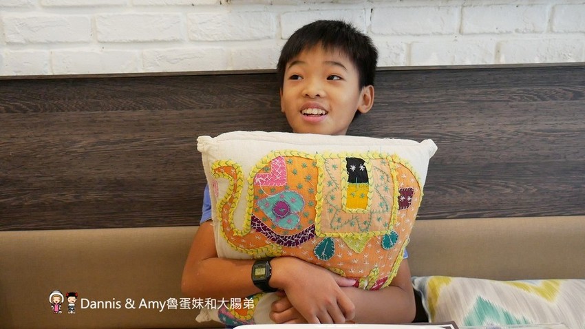 《台中異國美食》Chillies淇里思印度餐廳-台中朝富店。必點特色烤餅x各式風味咖哩︳菜單價格。推薦菜色（影片）