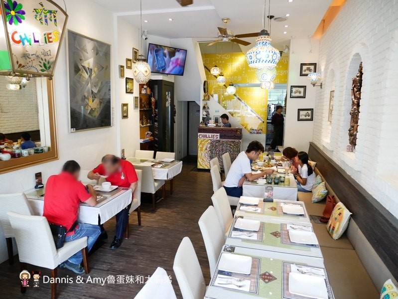 《台中異國美食》Chillies淇里思印度餐廳-台中朝富店。必點特色烤餅x各式風味咖哩︳菜單價格。推薦菜色（影片）