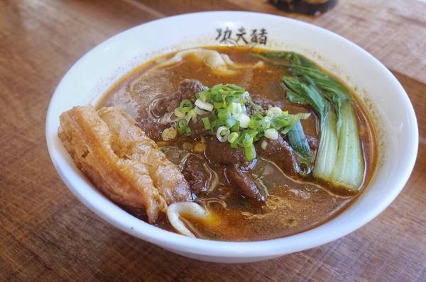 功夫豬私廚好麵： 【新北新店區】 隱藏在巷弄中的『功夫豬私廚好麵』結合手搖飲料成為台灣首創！一到用餐時間可是人滿為患！