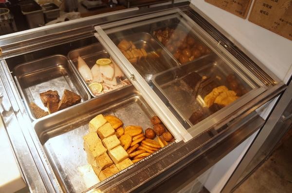 功夫豬私廚好麵： 【新北新店區】 隱藏在巷弄中的『功夫豬私廚好麵』結合手搖飲料成為台灣首創！一到用餐時間可是人滿為患！