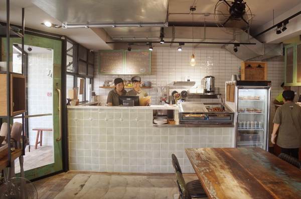 功夫豬私廚好麵： 【新北新店區】 隱藏在巷弄中的『功夫豬私廚好麵』結合手搖飲料成為台灣首創！一到用餐時間可是人滿為患！