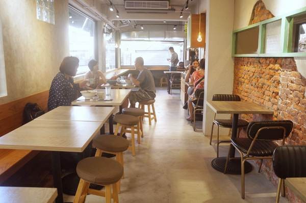 功夫豬私廚好麵： 【新北新店區】 隱藏在巷弄中的『功夫豬私廚好麵』結合手搖飲料成為台灣首創！一到用餐時間可是人滿為患！