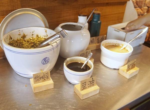 功夫豬私廚好麵： 【新北新店區】 隱藏在巷弄中的『功夫豬私廚好麵』結合手搖飲料成為台灣首創！一到用餐時間可是人滿為患！
