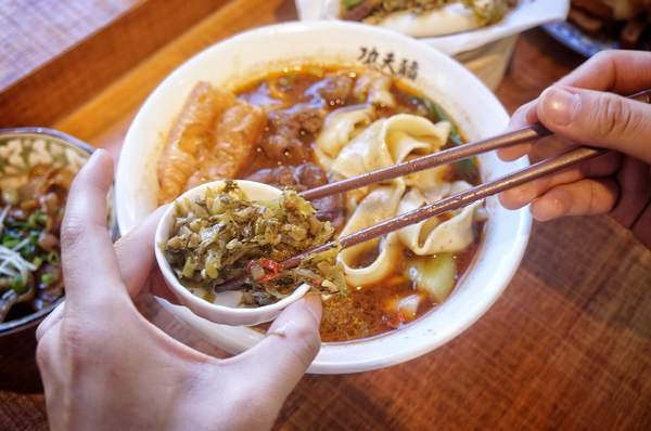 功夫豬私廚好麵： 【新北新店區】 隱藏在巷弄中的『功夫豬私廚好麵』結合手搖飲料成為台灣首創！一到用餐時間可是人滿為患！