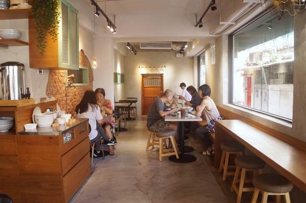 功夫豬私廚好麵： 【新北新店區】 隱藏在巷弄中的『功夫豬私廚好麵』結合手搖飲料成為台灣首創！一到用餐時間可是人滿為患！