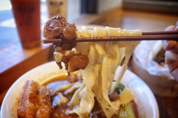 功夫豬私廚好麵： 【新北新店區】 隱藏在巷弄中的『功夫豬私廚好麵』結合手搖飲料成為台灣首創！一到用餐時間可是人滿為患！