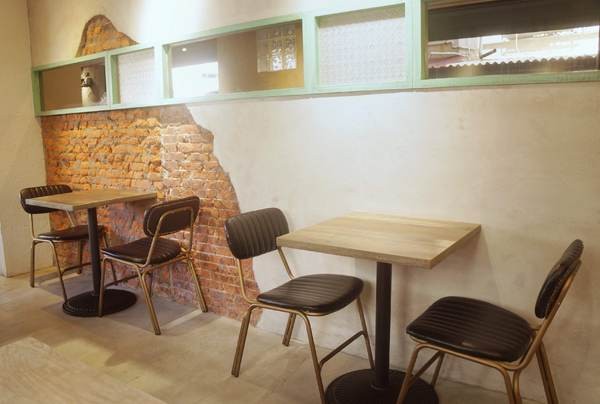 功夫豬私廚好麵： 【新北新店區】 隱藏在巷弄中的『功夫豬私廚好麵』結合手搖飲料成為台灣首創！一到用餐時間可是人滿為患！