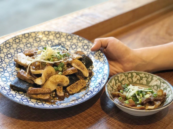 功夫豬私廚好麵： 【新北新店區】 隱藏在巷弄中的『功夫豬私廚好麵』結合手搖飲料成為台灣首創！一到用餐時間可是人滿為患！