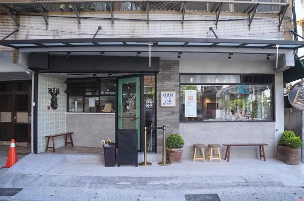 功夫豬私廚好麵： 【新北新店區】 隱藏在巷弄中的『功夫豬私廚好麵』結合手搖飲料成為台灣首創！一到用餐時間可是人滿為患！