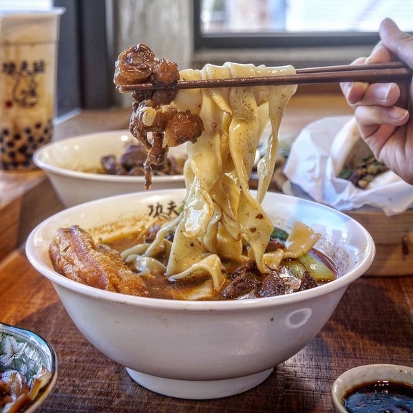 功夫豬私廚好麵： 【新北新店區】 隱藏在巷弄中的『功夫豬私廚好麵』結合手搖飲料成為台灣首創！一到用餐時間可是人滿為患！