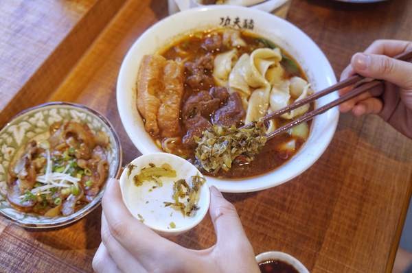 功夫豬私廚好麵： 【新北新店區】 隱藏在巷弄中的『功夫豬私廚好麵』結合手搖飲料成為台灣首創！一到用餐時間可是人滿為患！