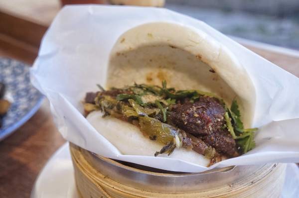 功夫豬私廚好麵： 【新北新店區】 隱藏在巷弄中的『功夫豬私廚好麵』結合手搖飲料成為台灣首創！一到用餐時間可是人滿為患！