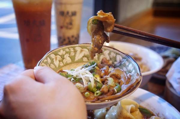 功夫豬私廚好麵： 【新北新店區】 隱藏在巷弄中的『功夫豬私廚好麵』結合手搖飲料成為台灣首創！一到用餐時間可是人滿為患！