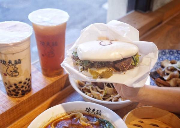 功夫豬私廚好麵： 【新北新店區】 隱藏在巷弄中的『功夫豬私廚好麵』結合手搖飲料成為台灣首創！一到用餐時間可是人滿為患！