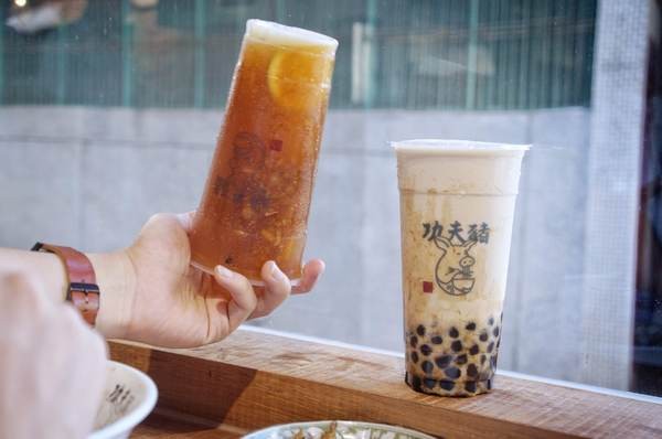 功夫豬私廚好麵： 【新北新店區】 隱藏在巷弄中的『功夫豬私廚好麵』結合手搖飲料成為台灣首創！一到用餐時間可是人滿為患！