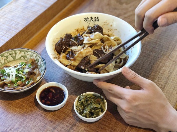 功夫豬私廚好麵： 【新北新店區】 隱藏在巷弄中的『功夫豬私廚好麵』結合手搖飲料成為台灣首創！一到用餐時間可是人滿為患！