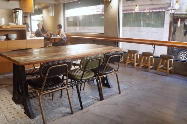 功夫豬私廚好麵： 【新北新店區】 隱藏在巷弄中的『功夫豬私廚好麵』結合手搖飲料成為台灣首創！一到用餐時間可是人滿為患！