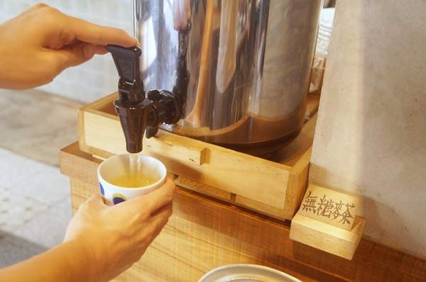 功夫豬私廚好麵： 【新北新店區】 隱藏在巷弄中的『功夫豬私廚好麵』結合手搖飲料成為台灣首創！一到用餐時間可是人滿為患！