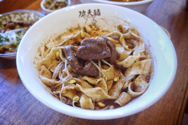 功夫豬私廚好麵： 【新北新店區】 隱藏在巷弄中的『功夫豬私廚好麵』結合手搖飲料成為台灣首創！一到用餐時間可是人滿為患！